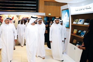 صاحب السمو الشيخ محمد بن راشد آل مكتوم نائب رئيس الدولة رئيس مجلس الوزراء حاكم دبي، رعاه الله، خلال جولته في معرض أبوظبي الدولي للكتاب