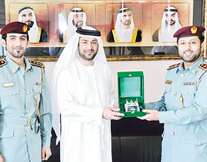 كرّمت إدارة التعليم في القيادة العامة لشرطة أبوظبي، الدكتور المهندس علي محمد الخوري، مدير عام هيئة الإمارات للهوية، تقديراً لجهوده في مجال البحث العلمي