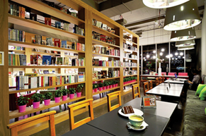 افتتح مقهى "بوك منش" أبوابه للجمهور، وهو أوّل مقهى أدبي- ثقافي يفتتح بمدينة دبي يحاكي المقاهي الأدبية والثقافية الرائدة في العالم