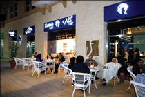 مقهى افتتح في مردف يحتفي بالثقافة وروادها «كتّاب كافيه».. منصة تفاعلية تقرب بين المثقفين والقراء