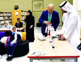 ورشة قراءة تفاعلية بين الروبوت وطلاب المدارس في أبوظبي