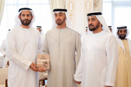 رئيس الدولة يتسلم نسخة من كتاب يتناول موارد المياه التاريخية في منطقة الظفرة لمؤلف إماراتي بالتعاون مع الأرشيف والمكتبة الوطنية