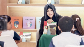 لطيفة بنت محمد تزور جناح إصدارات محمد بن راشد وتقرأ «القائدان البطلان»