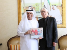 سعود بن صقر يتسلم نسخة من كتاب &quot;شعب رأس الخيمة&quot;