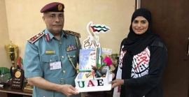 شابة مواطنة تهدي القيادات في رأس الخيمة كتباً نوعية