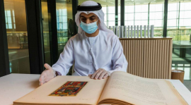 حاكم الشارقة يهدي بيت الحكمة 12 ألف كتاب وإصدار من أندر المؤلفات