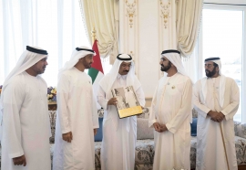 محمد بن راشد ومحمد بن زايد يتلقيان نسختين من كتاب &quot; أم كلثوم في أبوظبي &quot;