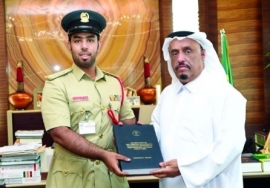 ضاحي خلفان يُثني على دكتوراه في التحقيق بحرائق المنشآت الخرسانية