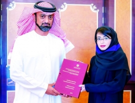 عمار النعيمي تسلم نسخة من أطروحة دكتوراه هاجر الحبيشي - أبناء الإمارات ثروة الوطن وصنّاع المستقبل