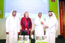 ضمن فعاليات مهرجان طيران الإمارات للآداب 2017 تكريم مانع سعيد العتيبة بجائزة «خلف الحبتور للإنجاز»