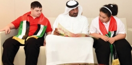 أحمد بن سعيد يقرأ لطلبة مركز راشد للمعاقين في مكتبه