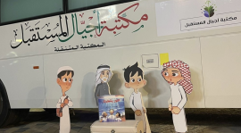 «المكتبة المتنقلة» .. قراءات وترفيه في «العين للكتاب»