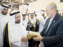 شهد إطلاق كتاب «سلطان الكلمة» بالمالاليمية في معرض الشارقة للكتاب - حاكم الشارقة يتلقى نسخة من المخطوطة «الغامضة» في ذكرى تأسيس الجامعة الأميركية