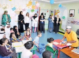 عبر توزيع كتب على المرضى «القراءة نبض» في «طبية الشارقة»