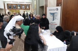 «العويس» تحتفي بالقاصة شيخة الناخي خلال توقيع «امرأة تشكل الحلم»