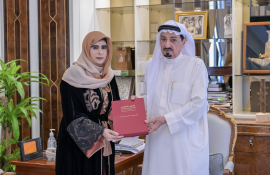 حاكم عجمان يتسلم نسخة من كتاب التطور التاريخي لإمارات الساحل العماني من مطلع القرن الـ 20 وحتى قيام الإمارات