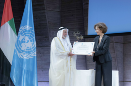 حاكم الشارقة يتسلم تكريماً خاصاً من اليونسكو بمناسبة إنجاز المعجم التاريخي للغة العربية وإدراجه في مكتبتها