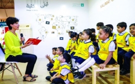 خلال جلسة قرائية عقدت بجناح «كلمات» فاطمة شرف الدين تتفاعل قرائياً مع الأطفال