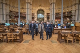 حاكم الشارقة يزور المكتبة الوطنية في باريس ويطلع على أهم مقتنياتها