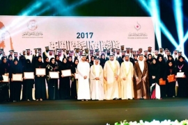 أحمد بن محمد يُكرّم المتفوقين علمياً بجائزة راشد - 94 من حملة الدكتوراه والأستاذية.. و«الإمارات للطاقة النووية» شخصية العام