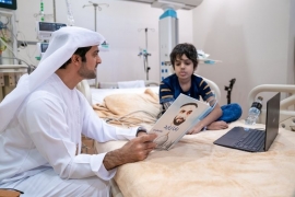 «زيارة قراءة» لأطفال مستشفى «إن إم سي رويال»