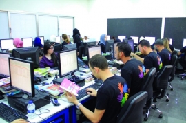 متطوعو «دبي العطاء» يفرزون 10 آلاف كتاب موجه للأطفال السوريين اللاجئين