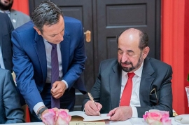 التقى عدداً من الناشرين والأدباء المشاركين في معرض فرانكفورت للكتاب - سلطان : الكتابة جزء من الحياة وقطعة من القلب