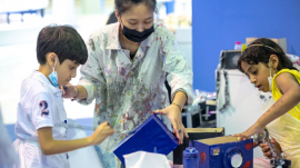 صغار مهرجان الشارقة القرائي للطفل يتدربون على بناء القصص المصورة