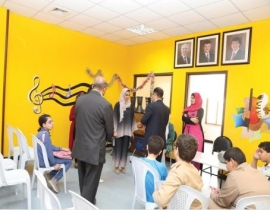 مؤسسة «كلمات» توزّع 150 كتاباً على مدرسة للمكفوفين في الأردن