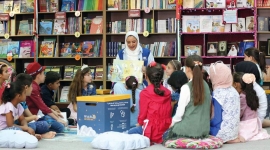 حملة «كان ياما كان» تُهدي حصيلة تبرّعات مؤسسات وأفراد - 500 كتاب جديد لأطفال المخيم الإماراتي الأردني