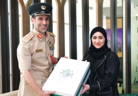 عبدالله المري يكرّم الكاتبة الإماراتية عائشة النقبي