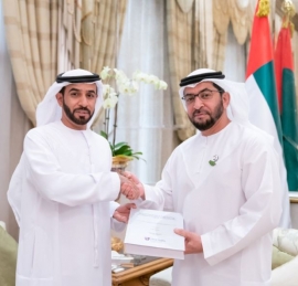 حمدان بن زايد يتسلم نسخة من رسالة دكتوراه في القيادة التربوية نالها رئيس مجلس إدارة جامعة أبوظبي