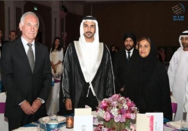 لبنى القاسمي وزايد بن سلطان بن خليفة يشهدان المزاد الخيري لمبادرة " تبون تقرون "