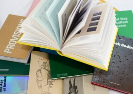 "الشارقة للفنون" تفتح باب التسجيل في منحة نقطة لقاء للنشر