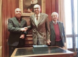 جمال سند السويدي يحصل على جائزة نجيب محفوظ للآداب