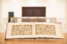 سلطان يسلّم الجامعة القاسمية الدفعة الخامسة من مخطوطاته