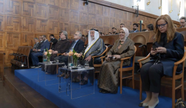 حاكم الشارقة يهدي جامعة القلب المقدس الكاثوليكية مخطوطاً نادراً