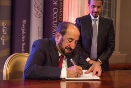 حاكم الشارقة يوقع النسخة الإنجليزية من كتاب &quot;سيرة مدينة &quot;ويعلن في لندن عن إنتاجه الأدبي الجديد