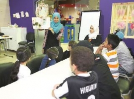 ضمن فعاليات «الشارقة للكتاب» صغار يكتشفون «سحر القراءة».. وينسجون حكاياتهم على القماش