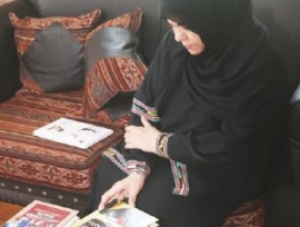 موظفة تهدي مكتبة «طبية رأس الخيمة» 1000 كتاب