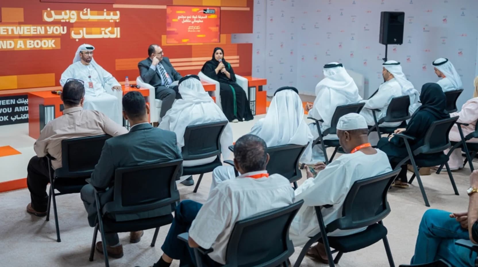 خبراء مكتبات بمعرض الشارقة للكتاب : المعرفة حجر أساس بناء المجتمعات