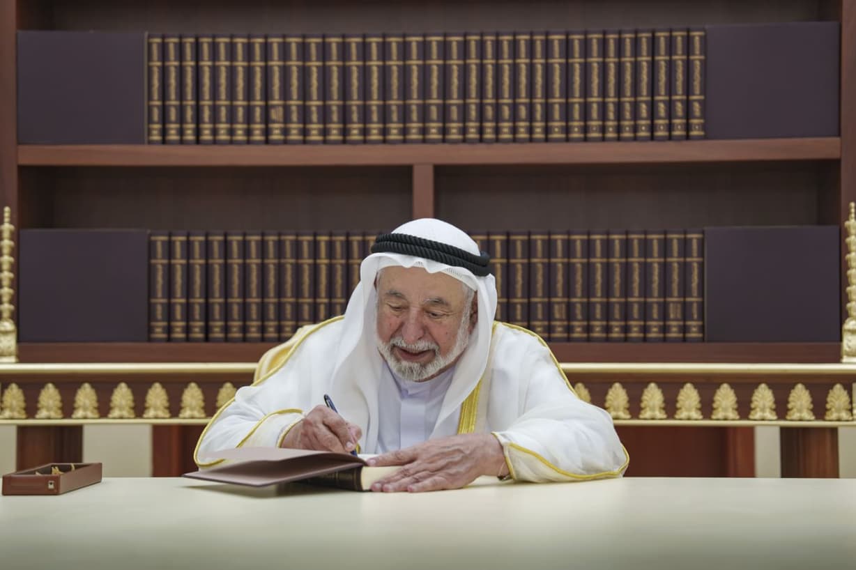 حاكم الشارقة يوقع أول نسخة من المرحلة الأولى للموسوعة العربية الشاملة للعلوم والأدب والفنون والأعلام