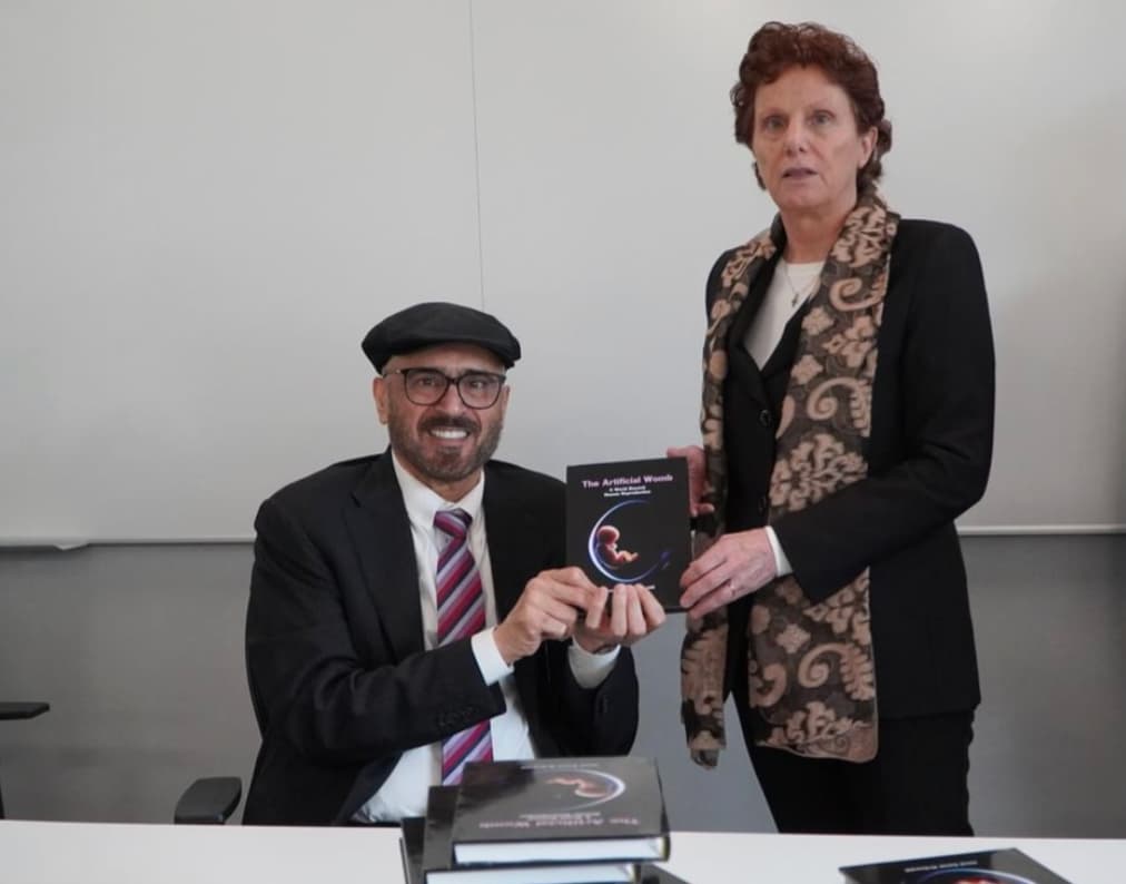 جامعة "لوغانو" السويسرية تحتضن توقيع كتاب "الرحم الاصطناعي" لـ"جمال السويدي"