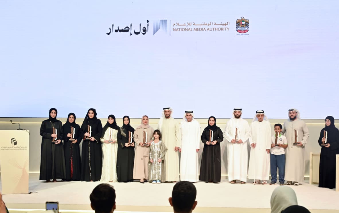 عبدالله آل حامد يكرم الفائزين في الدورة الأولى من برنامج «أول إصدار» بمعرض أبوظبي الدولي للكتاب